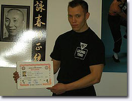 Niels Pivato mit Urkunde